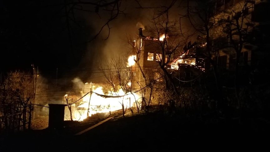 Artvin’de çıkan yangında ilk belirlemelere göre 3 ev yandı