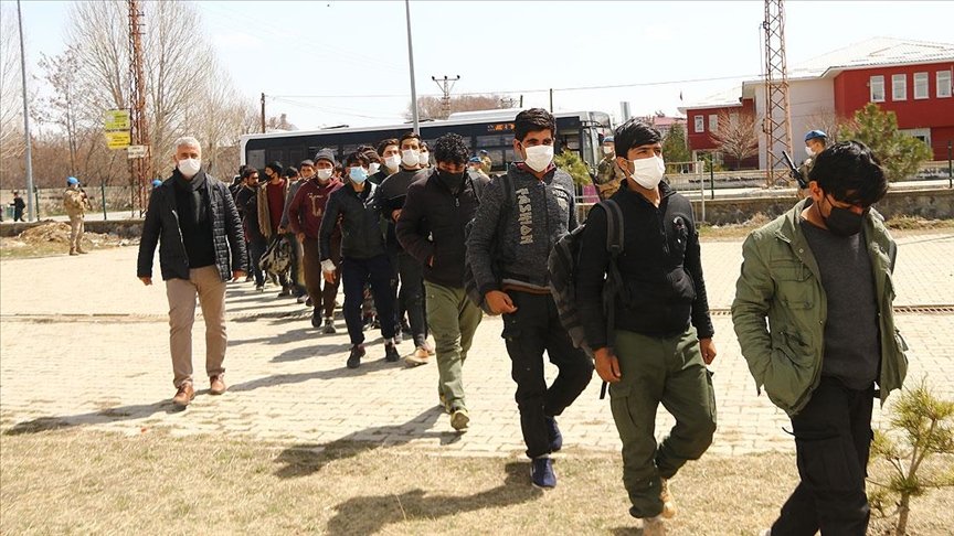 Van’da tır dorsesinde 218 düzensiz göçmen yakalandı