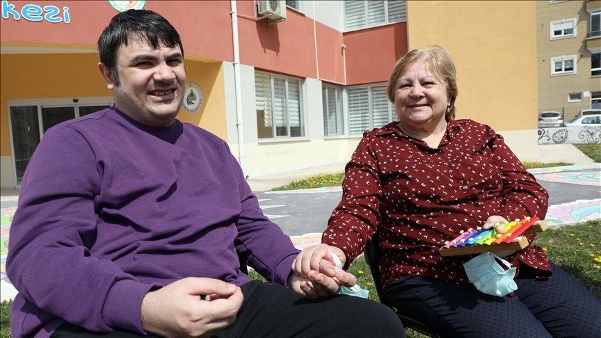 Otizmli Sencer’in annesinin tek dileği oğlunun ağzından bir kez bile olsa “anne” kelimesini duymak