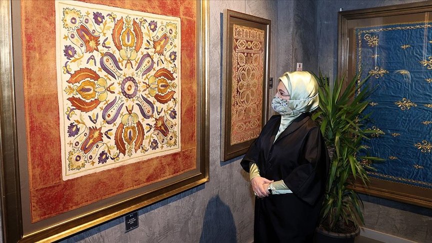 Emine Erdoğan ‘Kalbe Dokunan İlmek’ sergisini ziyaret etti