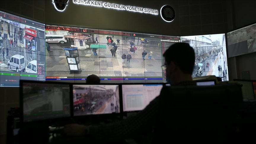 Bursa polisi Kovid-19 tedbirleri kapsamında maske takmayan vatandaşları kameradan tespit edip uyarıyor