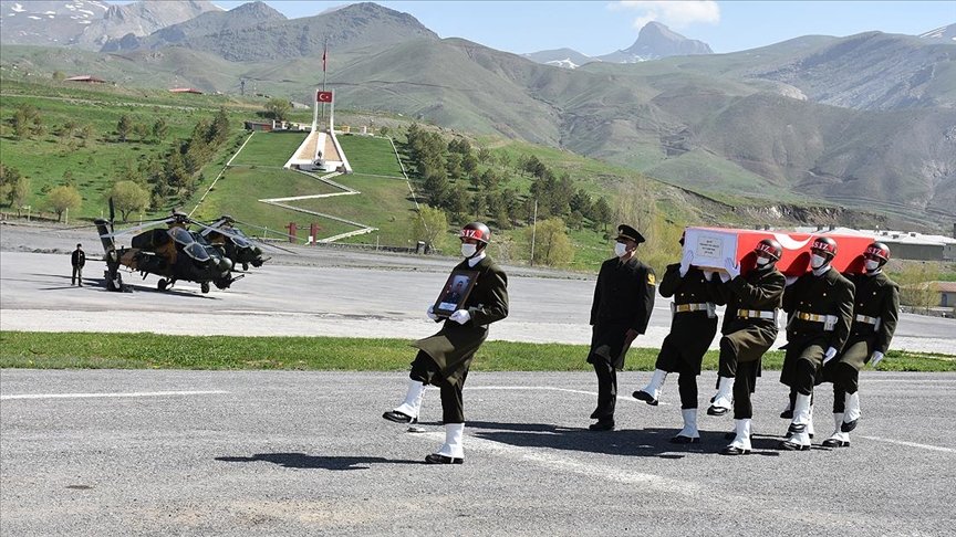 Pençe-Yıldırım operasyonlarında şehit olan asker için Hakkari’de tören düzenlendi