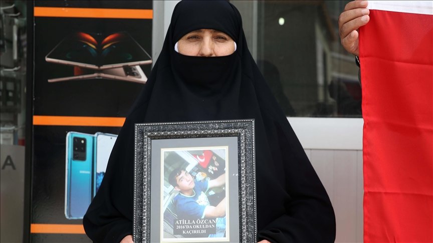 Muş’ta teröristlere tepki gösteren anne, ‘Neden Selahattin Demirtaş’ın çocuklarını götürmüyorlar’ diye sordu