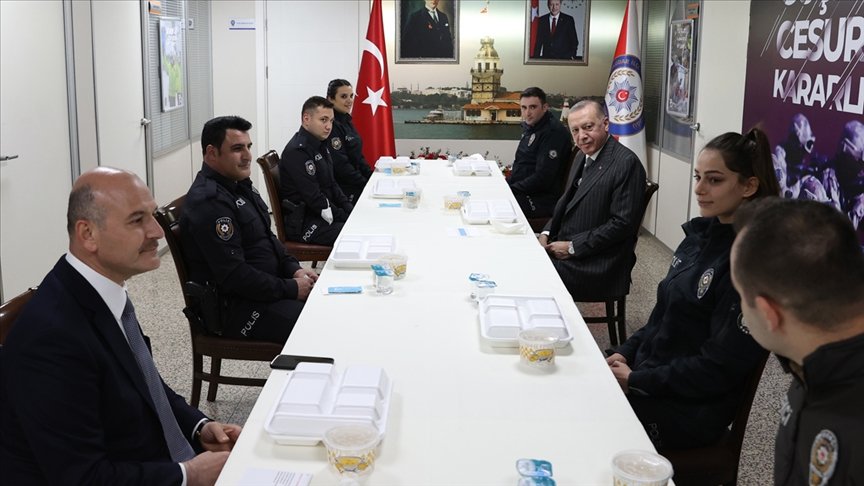 Cumhurbaşkanı Erdoğan, Çengelköy Polis Merkezi’nde iftar yaptı