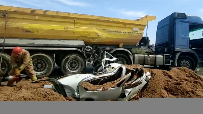Üzerine kum yüklü kamyon devrilen otomobilin içindeki sürücü hayatını kaybetti