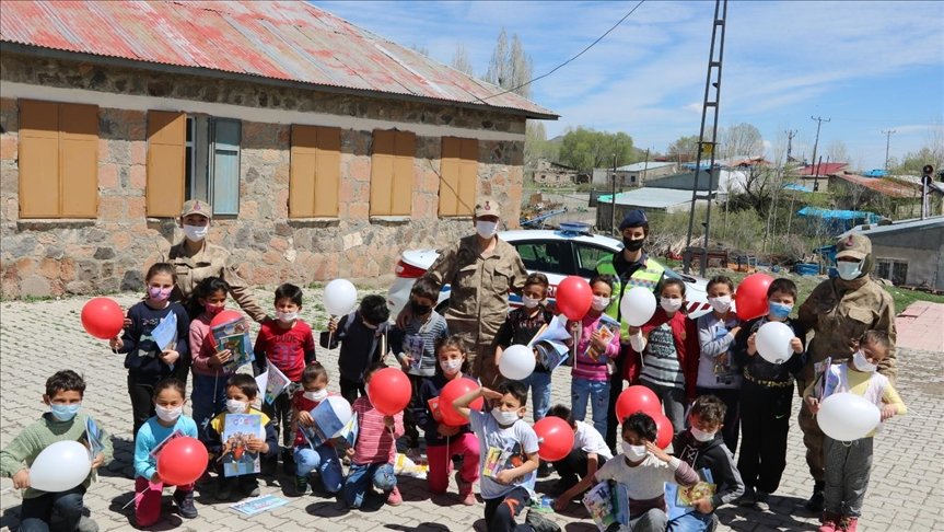 Erzurum’da Mehmetçik köy köy gezip çocukların bayramını kutladı