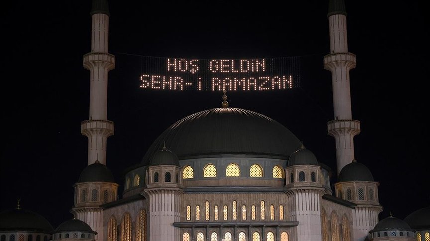 Taksim Meydanı’na yapılan camiye ilk kez ramazan mahyası asıldı