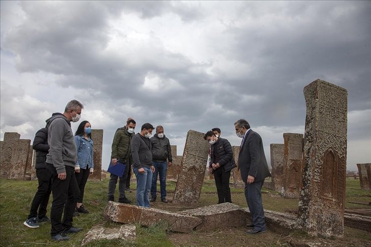 Ahlat Selçuklu Mezarlığı’ndaki 100 mezar taşı daha ayağa kaldırılacak