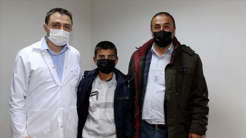 Omurga eğriliği olan çocuklar, sırtlarındaki yükten devletin sağladığı ‘manyetik çubukla’ kurtuluyor