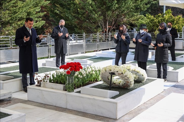 Sakıp Sabancı kabri başında anıldı