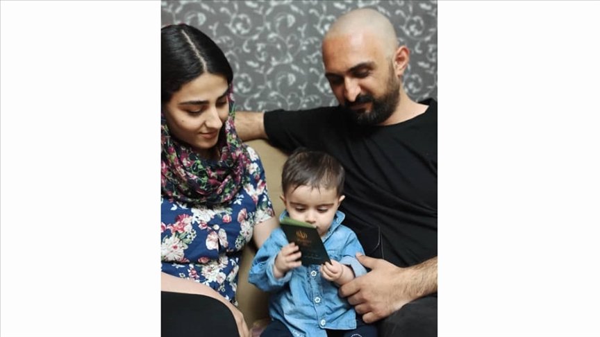 İran’da Azerbaycan Türkü aile, bebekleri için Türkçe isim yazılı kimlik mücadelesini 9 ay sonra kazandı