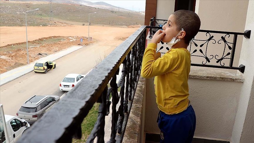 Cumhurbaşkanı Erdoğan’ın tedavisini üstlendiği küçük Taha hayalindeki balkonlu eve kavuştu