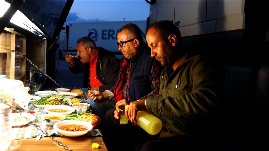 ‘İhracatın kahramanları’ oruçlarını sınır kapısında kendi hazırladıkları yemeklerle açıyor