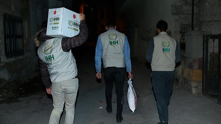 İHH’nın ‘iyilik elçileri’ her gece ihtiyaç sahiplerinin kapısını çalıyor