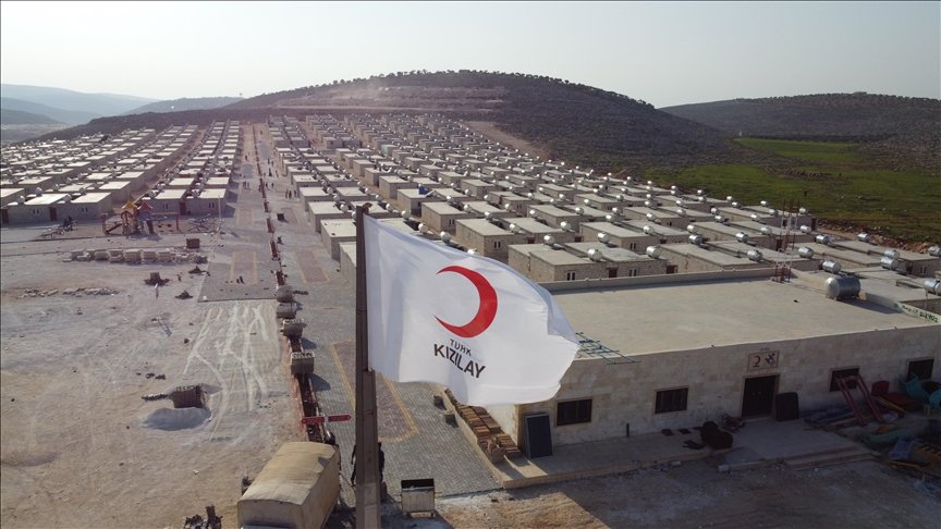 Türk Kızılay, İdlib’de inşasını tamamladığı briket evlere aileleri yerleştiriyor