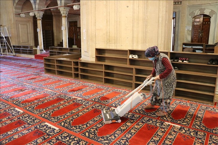Selimiye Camisi’nde ramazan öncesi dezenfeksiyon, bahçesinde temizlik ve düzenleme çalışması yapıldı