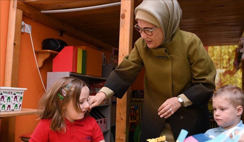 Emine Erdoğan’dan çocuklara: Kalbimiz, vatan sevgisinin doğduğu ev, bayrağımızın dalgalandığı topraktır