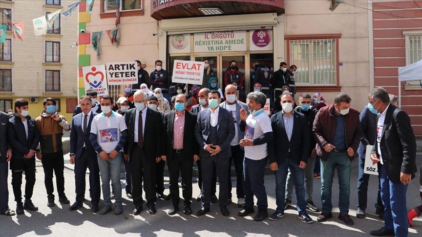 AK Parti’li milletvekillerinden Diyarbakır annelerine destek ziyareti: Annelerin inancı inşallah PKK’yı yenecek