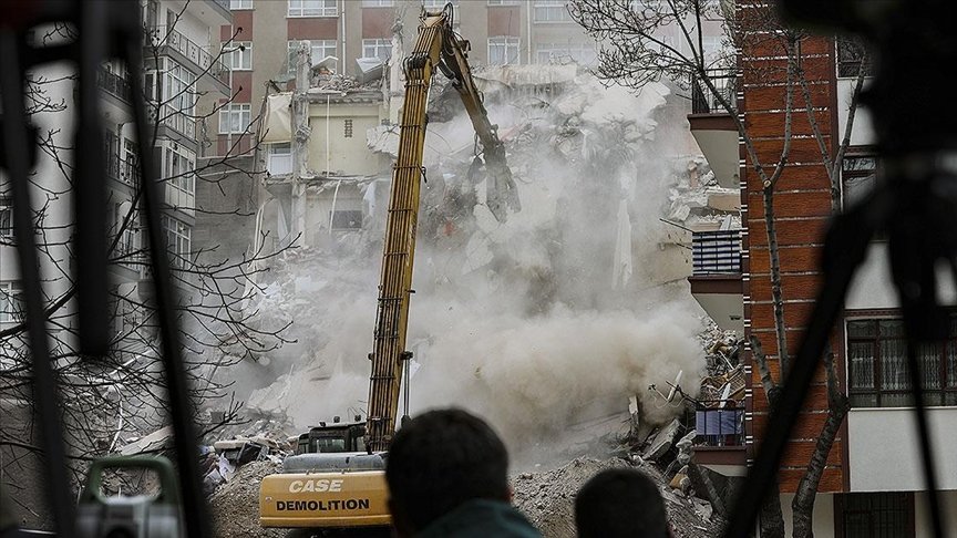 Ankara’da çökme riski bulunan Açelya Apartmanı’nın kontrollü yıkım çalışmaları sürüyor