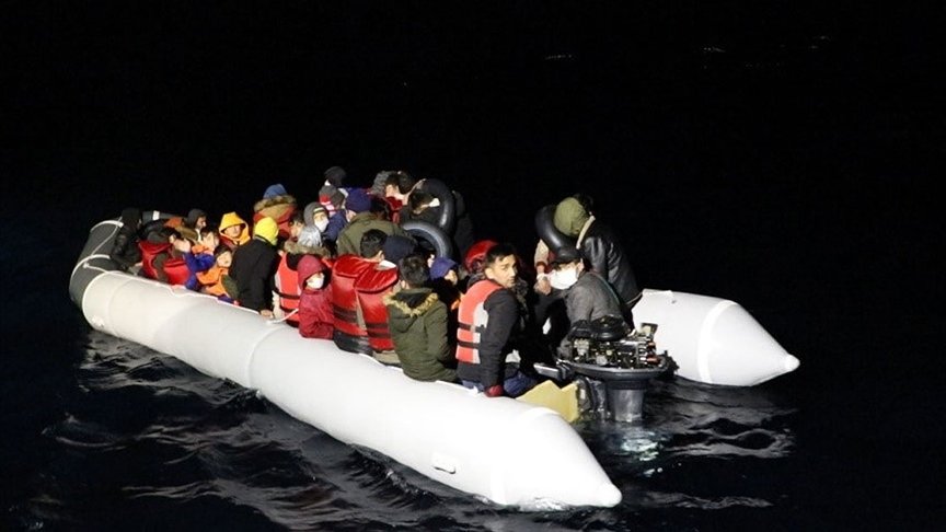 Çanakkale ve Balıkesir açıklarında Türk kara sularına geri itilen 105 sığınmacı kurtarıldı