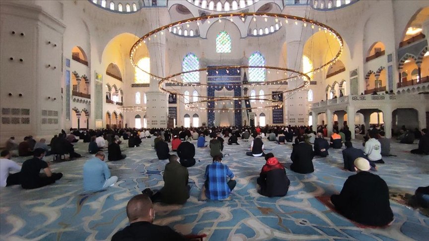 İstanbul’da tam kapanmada vatandaşlar cuma namazı kıldı