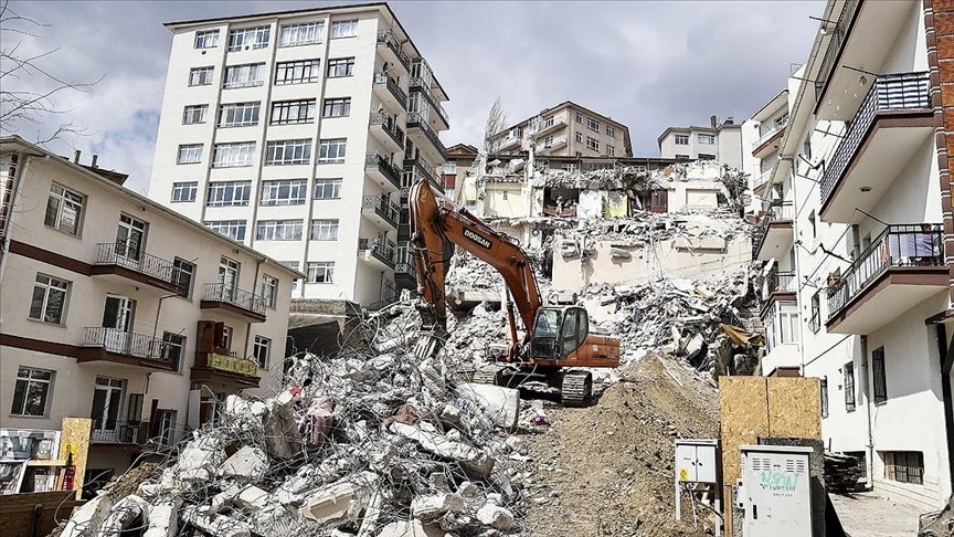 Ankara’da çökme riski bulunan apartmanın etrafındaki binalarda tahliye çalışmaları sürüyor