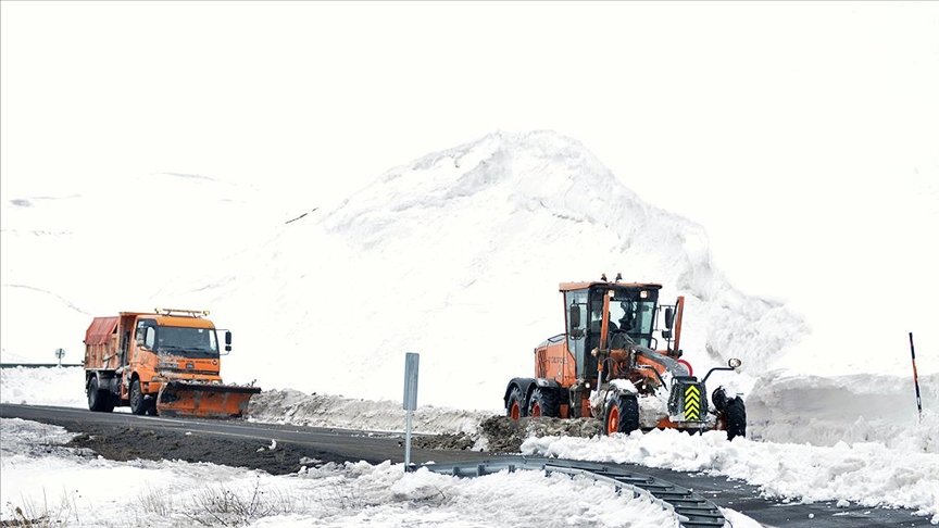 2 bin 885 rakımlı Palandöken Geçidi’nde nisanda yoğun karla mücadele çalışması yapıldı