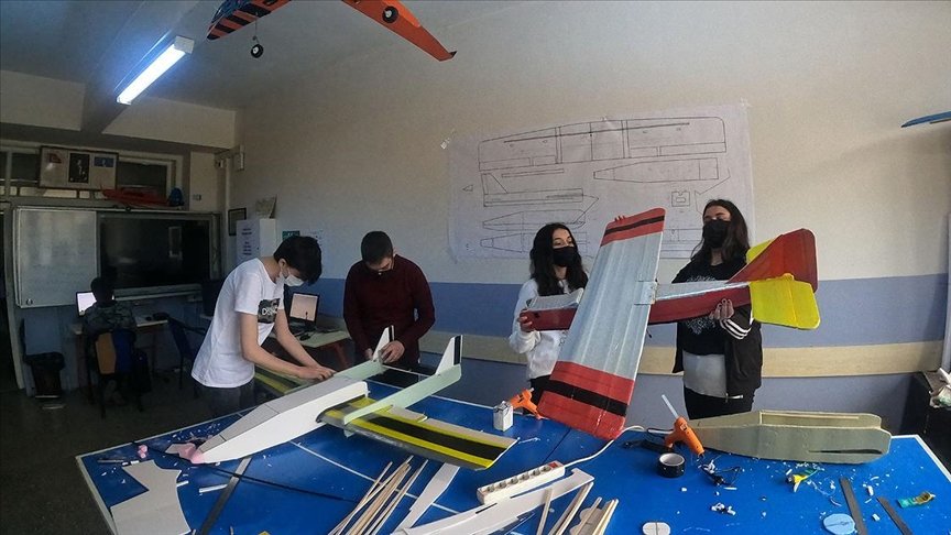 Model uçak tasarlayan liseliler TEKNOFEST’te başarılı olmayı hedefliyor