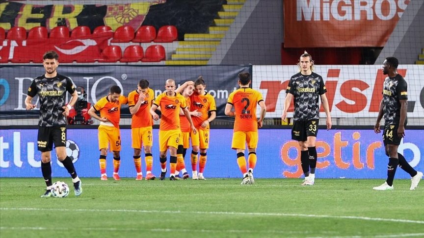 Göztepe’yi 3-1 mağlup eden Galatasaray, lider Beşiktaş’la puan farkını 6’ya indirdi
