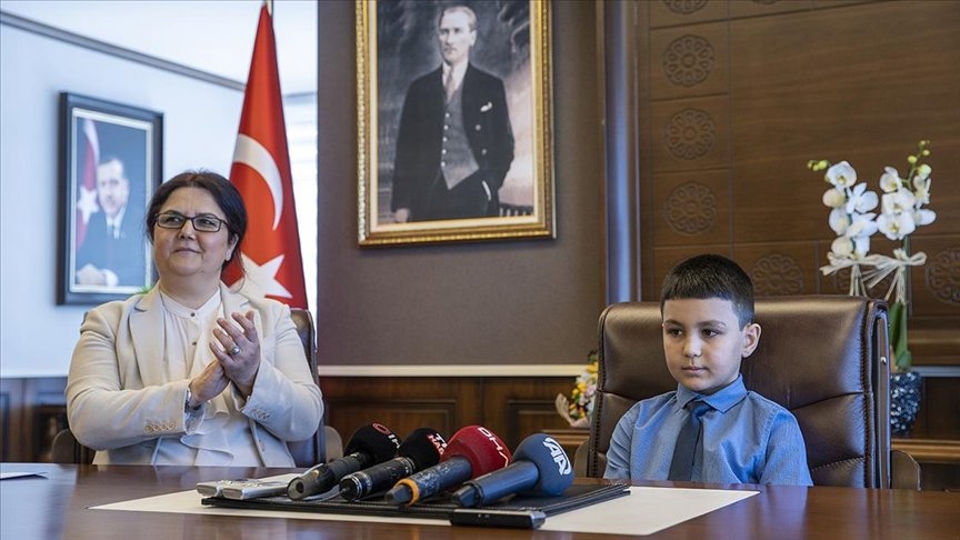 Aile ve Sosyal Hizmetler Bakanı Yanık, 23 Nisan dolayısıyla koltuğunu ilkokul öğrencisi Azad’a devretti