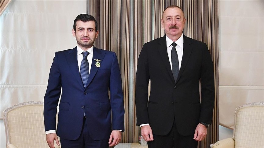 Aliyev, Baykar Teknik Müdürü Selçuk Bayraktar’a ‘Karabağ Nişanı’ takdim etti