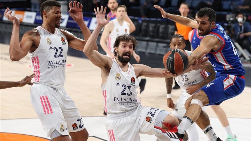 Anadolu Efes, Real Madrid’i devirdi