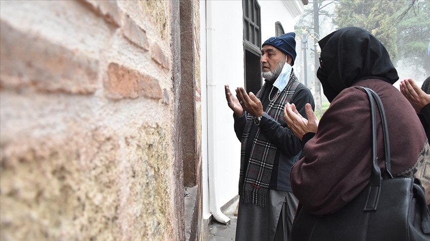 ‘Diriliş Ertuğrul’ dizisinden etkilenen Pakistanlı aile Ertuğrul Gazi’nin türbesini ziyaret etmek için Söğüt’e geldi