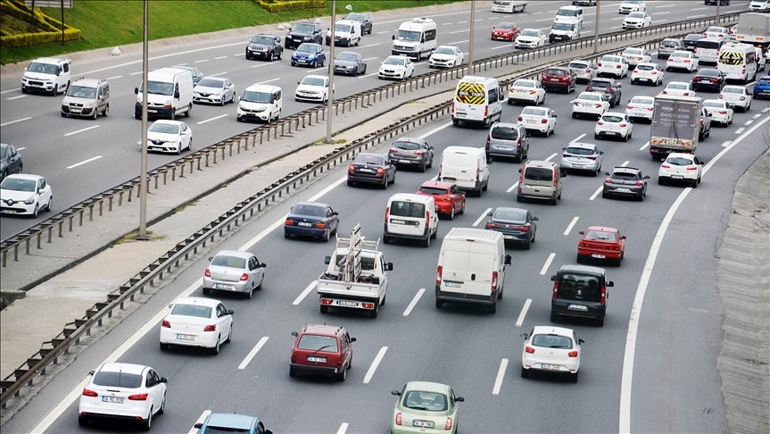 İstanbul’da sokağa çıkma kısıtlaması öncesi trafikte yoğunluk oluştu