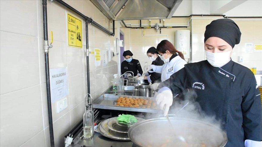 Meslek lisesinde pişirilen yemekler ihtiyaç sahiplerinin iftar sofralarını lezzetlendiriyor