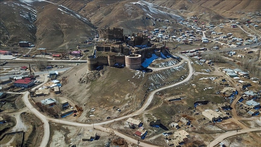 ‘Kartal yuvası’nı andıran Hoşap Kalesi 30 milyon liralık projeyle eski ihtişamına kavuşturulacak