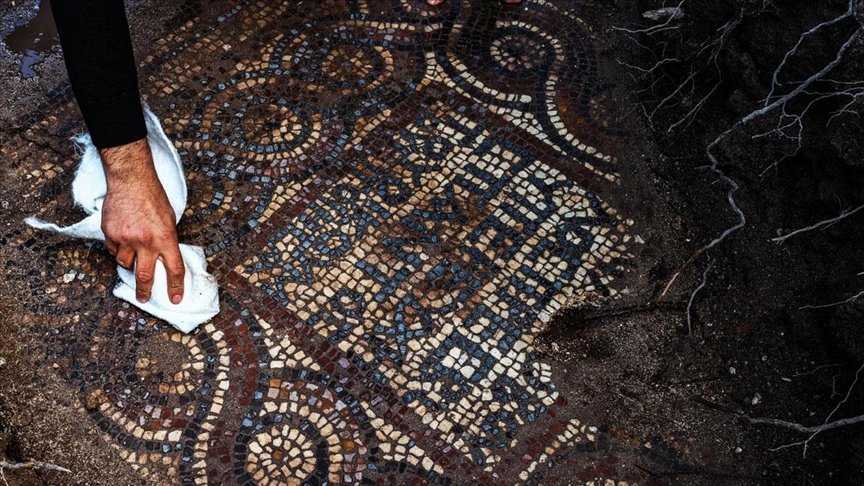 İzmir’de kaçak kazı sırasında manastır ve 1500 yıllık mozaik bulundu