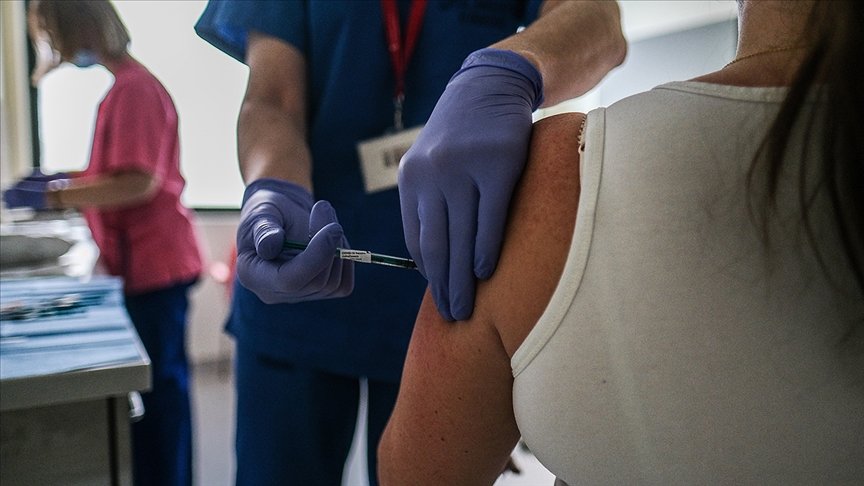 İngiltere’de Oxford-AstraZeneca aşısı olan 7 kişi kan pıhtılaşması sonucu öldü