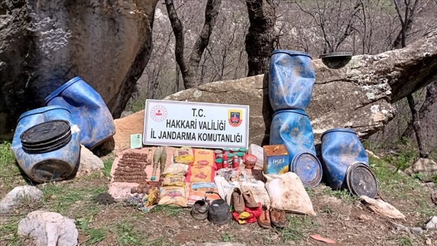 Hakkari’de PKK’lı teröristlere ait mühimmat ve yaşam malzemeleri ele geçirildi