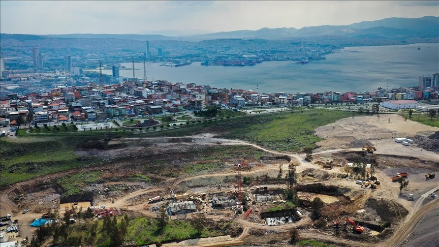 İzmir’de TOKİ tarafından depremzedeler için yapılan konutlar yükselmeye başladı