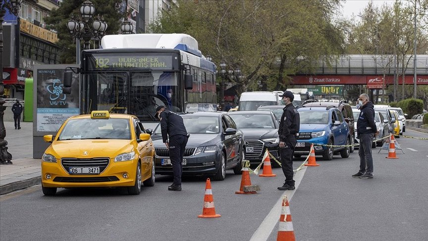 Tam kapanma döneminin ilk gününde trafikte yoğunluk