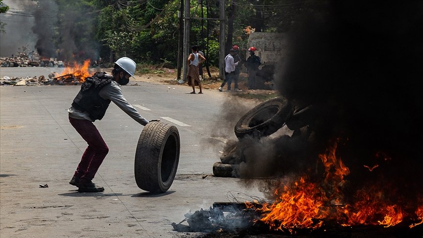 Myanmar’da protestocular polis karakoluna saldırdı: 7 ölü