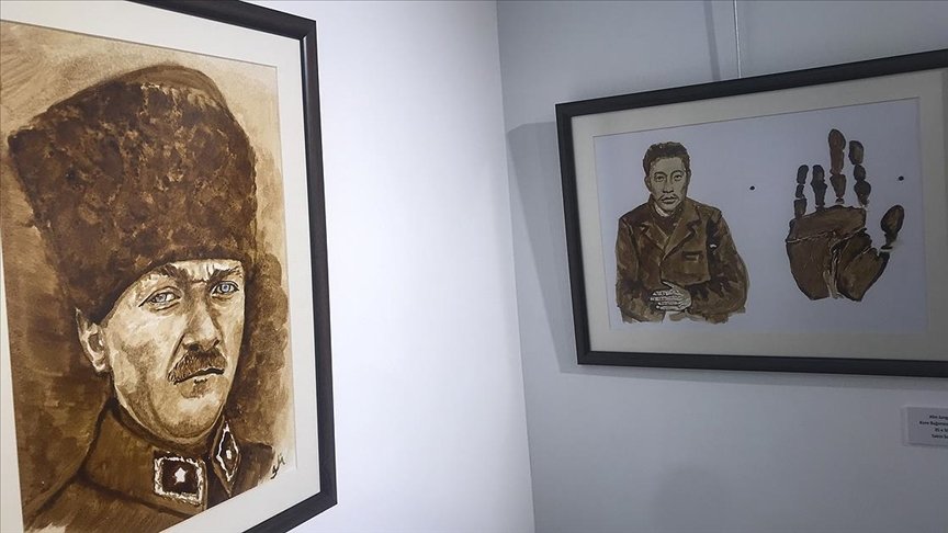 Safranbolulu ressam Sakin Sakarya, öğütülmüş Türk kahvesiyle resim yapıyor