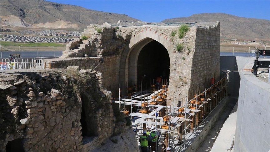 Hasankeyf’teki Küçük Saray’ın baraj suyundan etkilenmemesi için yükseltme çalışması yapılıyor