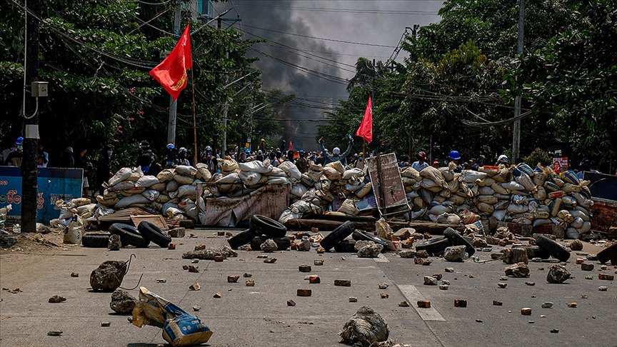 Myanmar’da protestocular askerlere saldırdı: 4 ölü