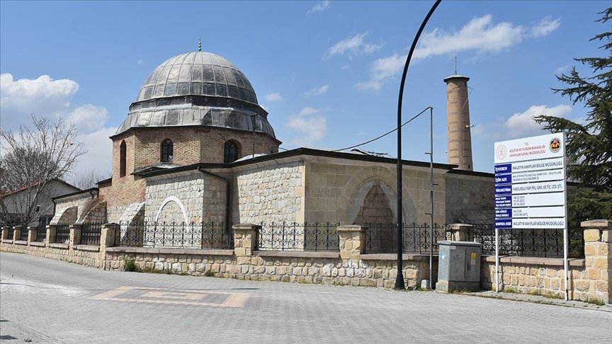 Malatya’daki 800 yıllık Ulu Cami’de depremin yaraları sarılıyor
