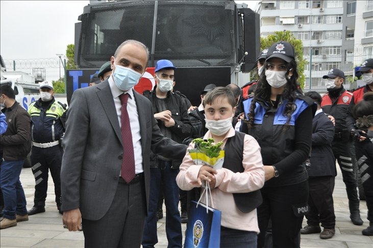 Adana’da engelli çocuklar polisler için şiir okudu