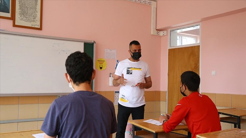 Genç yaşta kanseri yenen öğretmen öğrencilerini geleceğe hazırlıyor