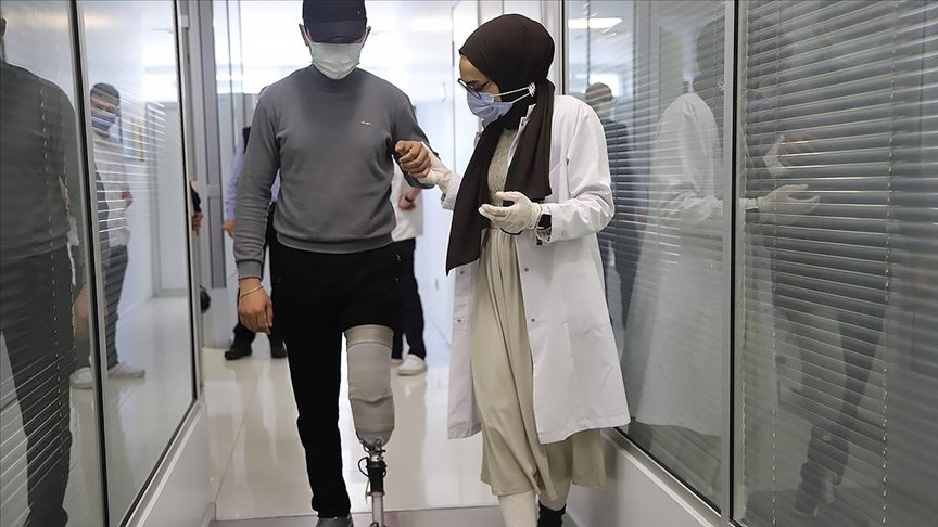 Dağlık Karabağ’da uzuvlarını kaybeden 5 Azerbaycanlı gaziye Türk yardım kuruluşlarından protez desteği