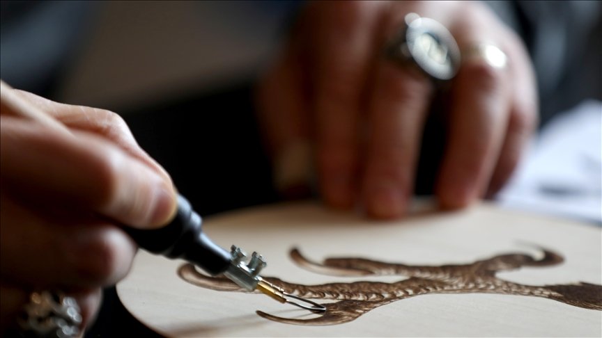 Ahşabı sabırla yakarak, sanat eserlerine dönüştürüyor